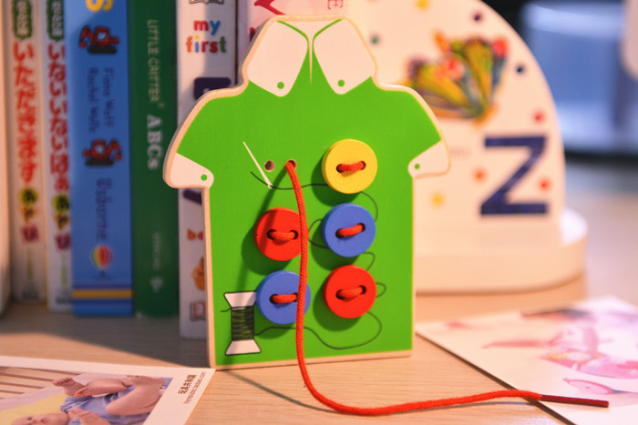 Børn bærer knappen pædagogisk legetøj børn perler snørebræt trælegetøj baby sy på knapper tidligt undervisningslegetøj: Grøn