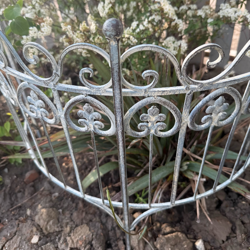 Valla de jardín rústica, sistema de soporte de plantas de hierro antiguo para enredaderas trepadoras, decoración de cama de flores, enrejado de jardín insertado en el suelo con borde