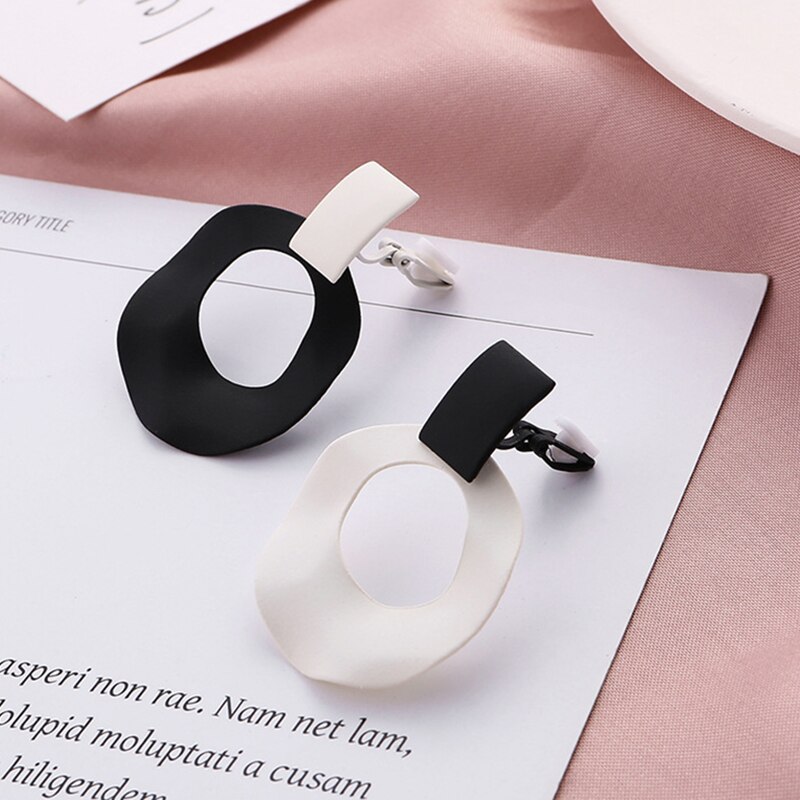 Pendientes de Clip de colores mixtos para mujer, aretes redondos huecos, Clips para las orejas, joyería sin perforaciones, color blanco y negro, nueva