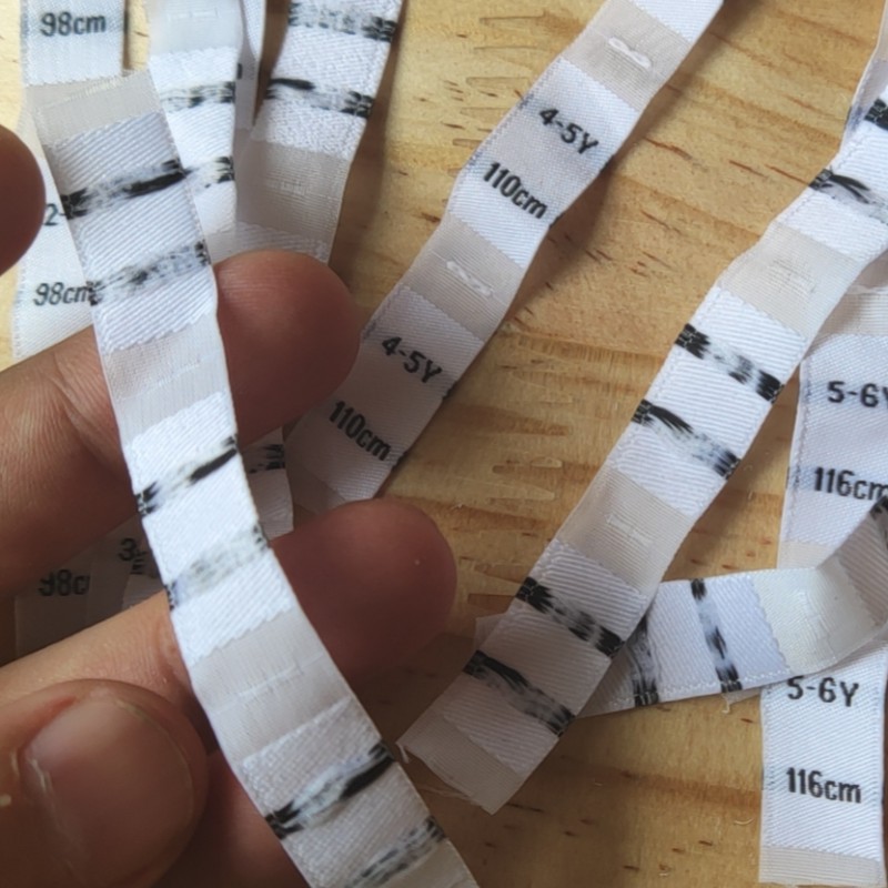 50 stks Geweven maat label doek maten labels 2-3Y 3-4Y 4-5Y 5-6Y 6-7Y 7-8Y 8-9Y 9-10Y Wit damast polyester Kleding Label