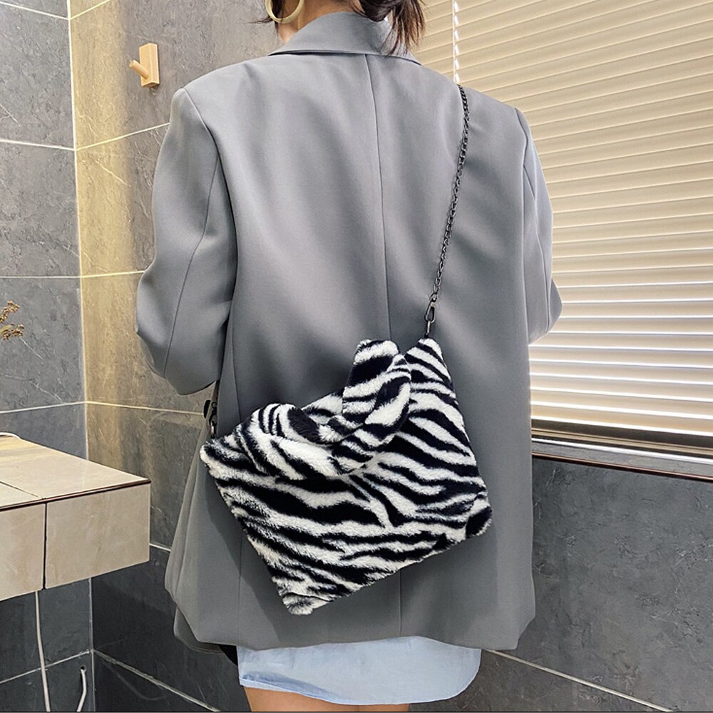 Bolso de hombro esponjoso de alta capacidad para mujer, de leopardo estampado de cebra, bolsas para las axilas con patrón de corazón de amor, bolsas de mano de piel cálida de felpa suave