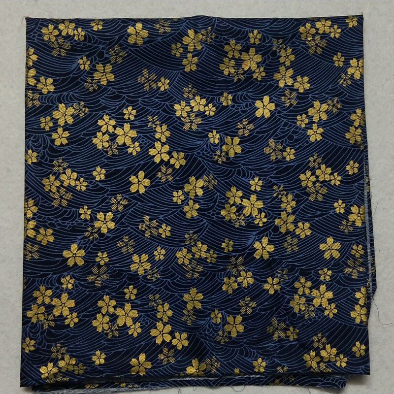 Bonito estampado en azul marino y dorado, flores de cerezo, flores de Sakura, tela de algodón, vestido de costura DIY, 50x100cm, decoración del hogar