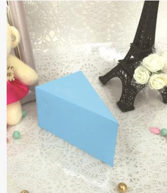 100 stk/lot kakestil trekantet bryllupsgodteriboks bursdagsfest babyshower trekantede sjokoladeesker festfavoritter: C / 9.5 x 6.5 x 5cm