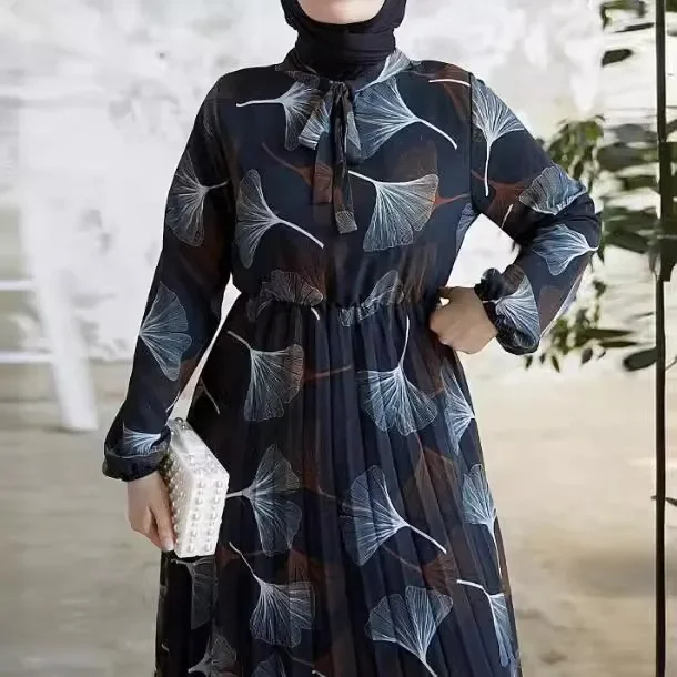 Abaya, l'abito musulmano da donna del medio oriente. È un nuovo vestito alla moda con stampa A foglia di stile con una cintura di Dubai, arabia.