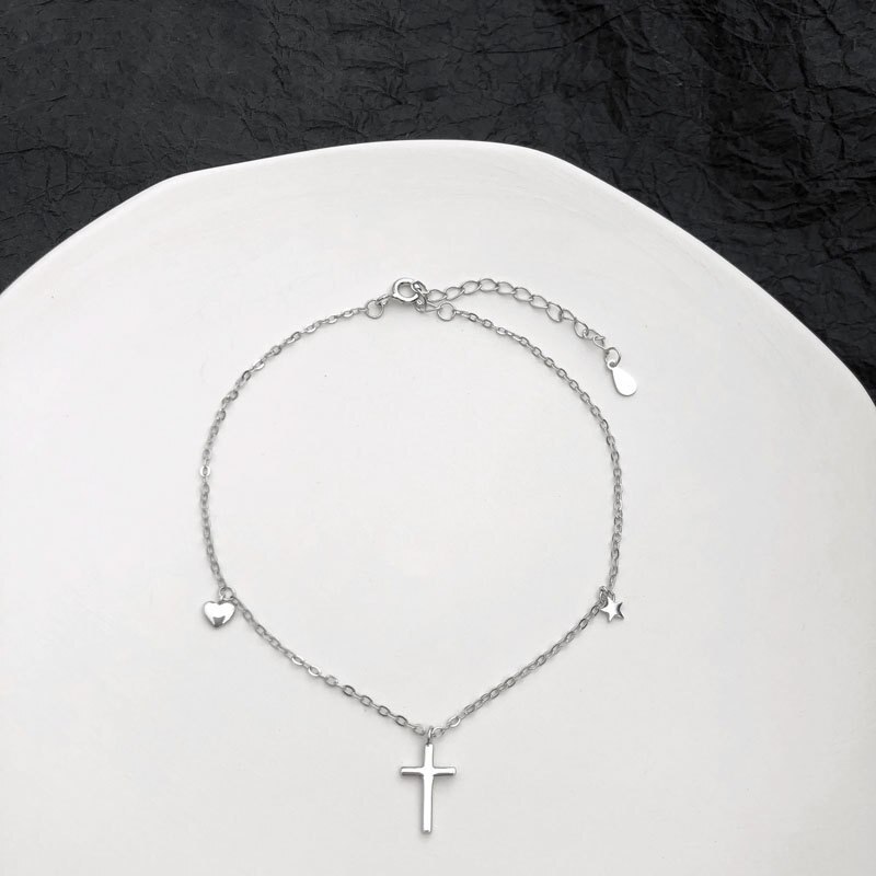 925 fußkettchen aus sterlingsilber mit kleinem herzkreuzanhänger, schlichter sommerlicher boho-schmuck für damen