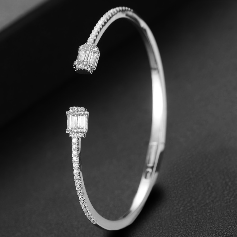 Godki Luxe Stapelbaar Manchet Bangle Voor Vrouwen Bruiloft Bagutte Cut Cubic Zirkoon Crystal Cz Dubai Armband Partij Sieraden
