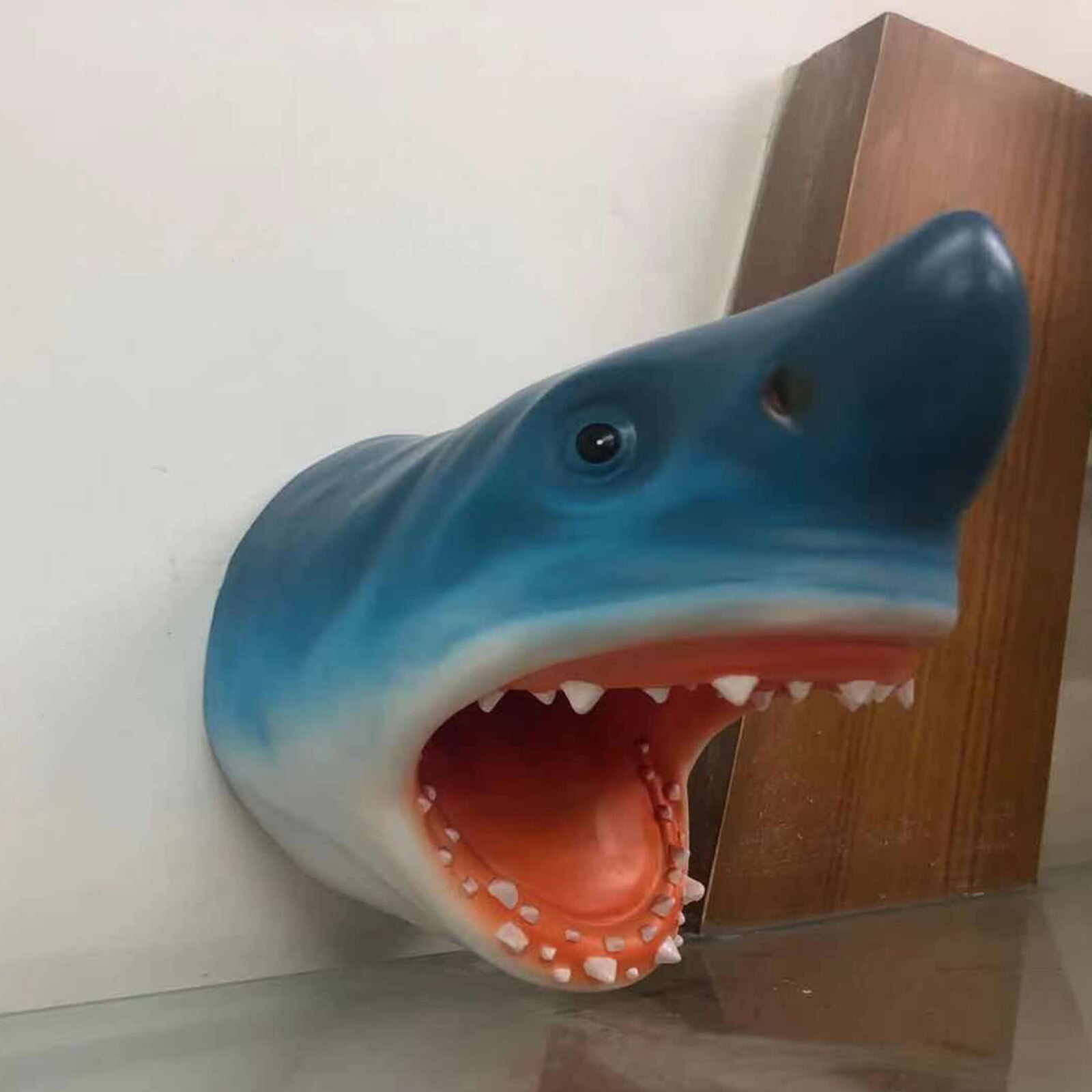 Unique Great White Shark Head Sculpture Wall Hanging Resin 3D Jaws Statue Ocean Art and Craft Ornament For Home And Bar Decor