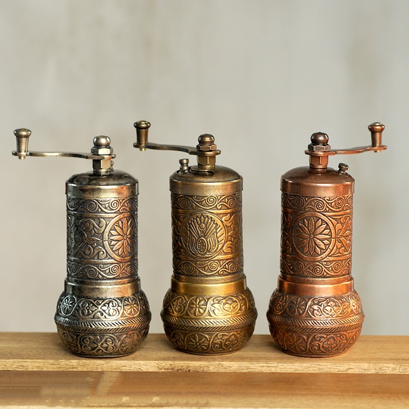 Turkse stijl handmatige koffie & spice kruiden grinder alle metalen mini tafel grinder Koperlegering Relief Patroon