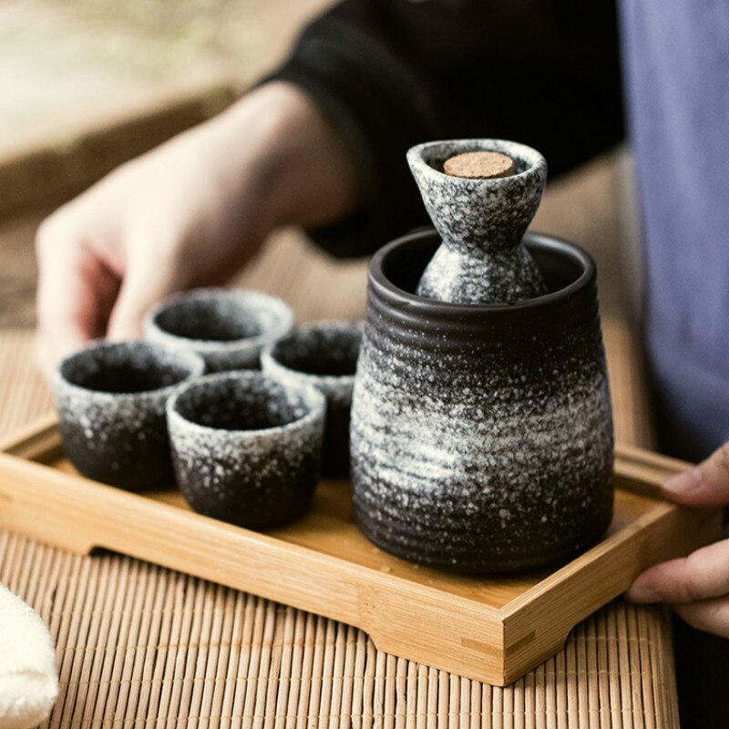 Keramische sake wijn set warm wijn pot thuis geel wijnfles wit glas wijn separator