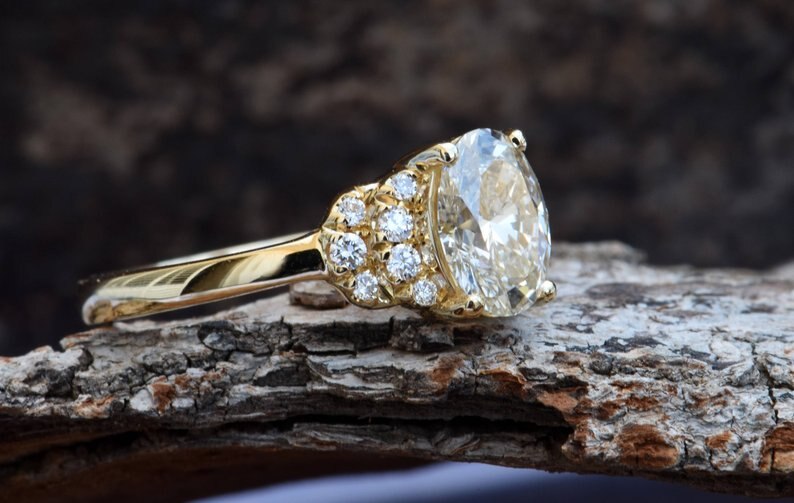 HUITAN Gold Farbe Hochzeit Ring Mit Solitaire Oval Cubic Zirkon Prong Einstellung Frauen Braut Ring Band Edle Elegante Weibliche Jewel