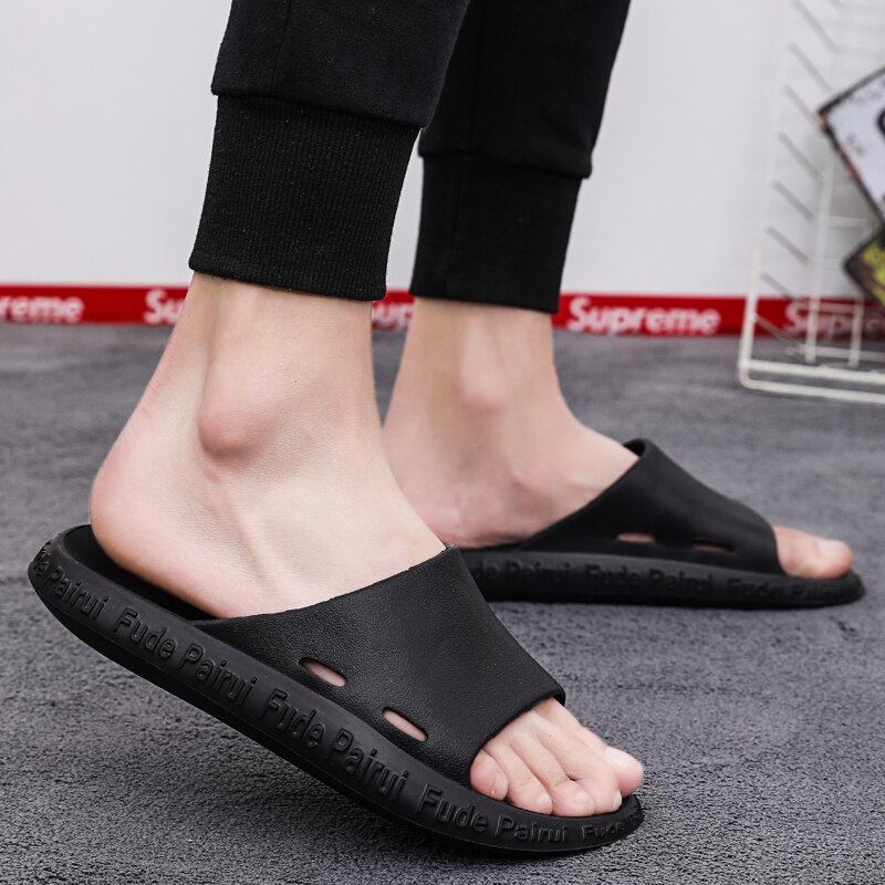 Zapatillas frescas de verano para hombre, Zapatillas de casa familiares para interiores, zapatillas de baño negras antideslizantes para hombres, ligeras, resistentes al desgaste