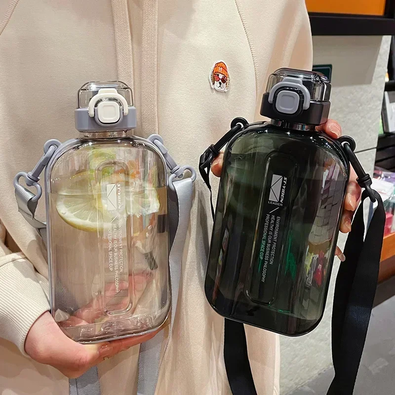 Botella de agua transparente cuadrada y plana, cantimplora de viaje portátil con correa ajustable, botella delgada para deporte y Camping
