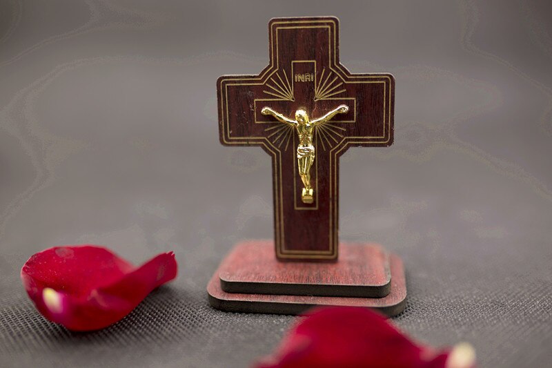 Katholieke houten kruis ornamenten rood meubilair voor display katholicisme kruisbeeld jezus christus religieus heilig latijns kruis: Rechte hoek stijl