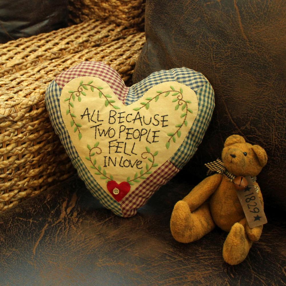 Primitivas almohada bordada con forma de corazón de caída en el amor con acento decorativo de hojas de ramita. 10x10 pulgadas