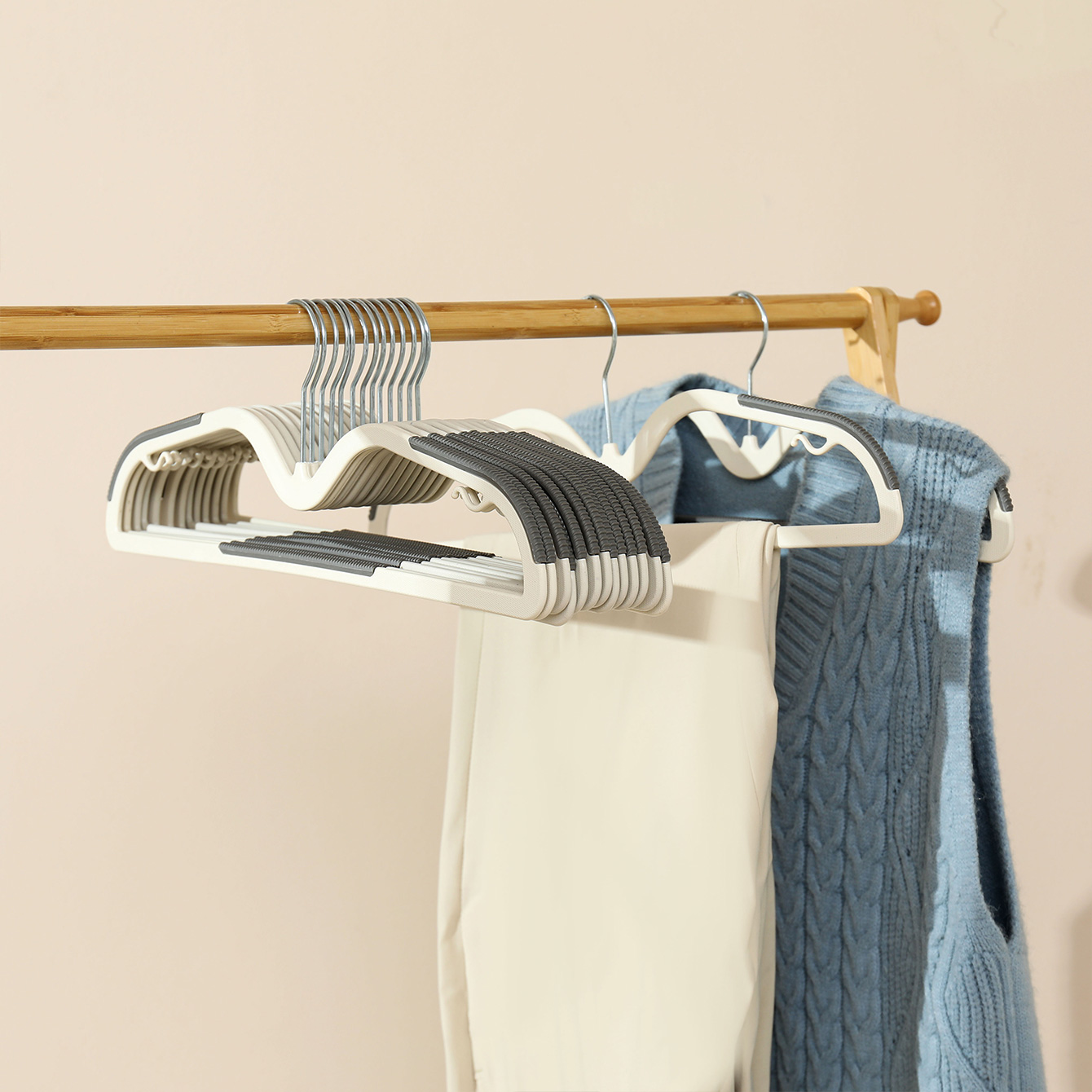 10 perchas de plástico antideslizantes: versátil y sin rastro para ropa, sujetadores y más, ideales para almacenamiento en el hogar y exhibición al por menor: Gris