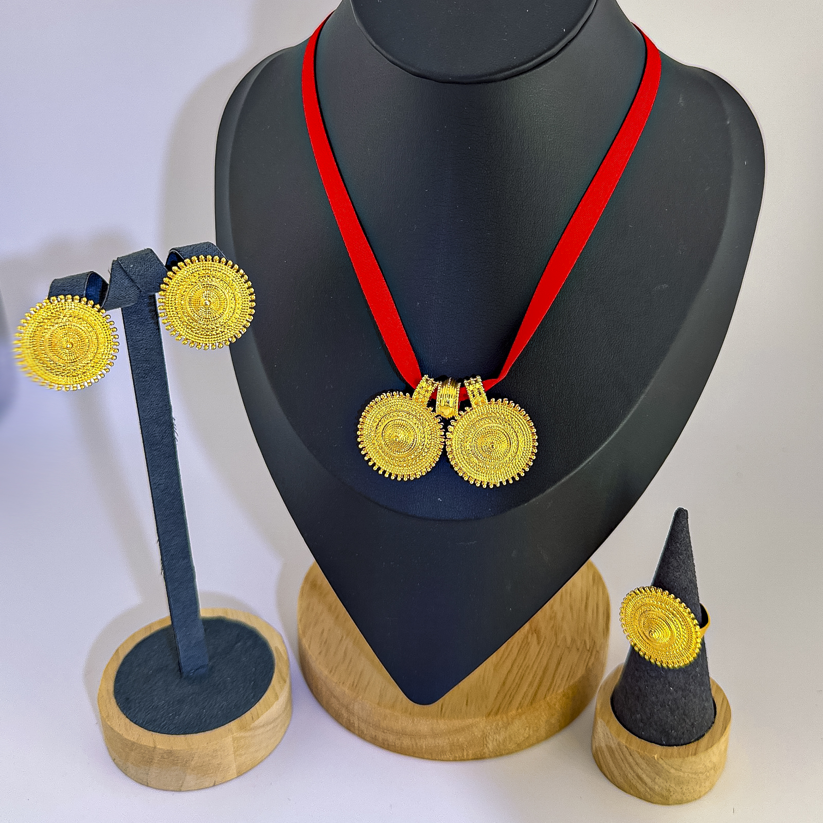 Ensemble de bijoux plaqué or 24 carats pour femme, collier ras du cou ruban noir, boucles d'oreilles, bague, pendentif, de fête pour les patients de mariage,: Couleur or