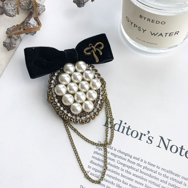 Beroemde Luxe Parel Broche Sieraden Bloemen Reversspeldjes 5 Parels Broches Boog Stof Sieraden Voor Vrouwen