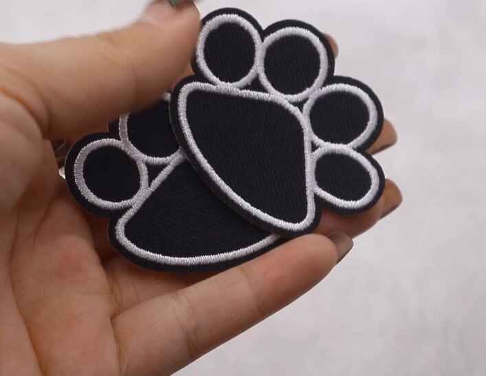 Sort hund poteprint form broderi strygning patches klistermærke omkring 5.1 x 4.2cm til diy tøj dekoration patch reparation -1pc