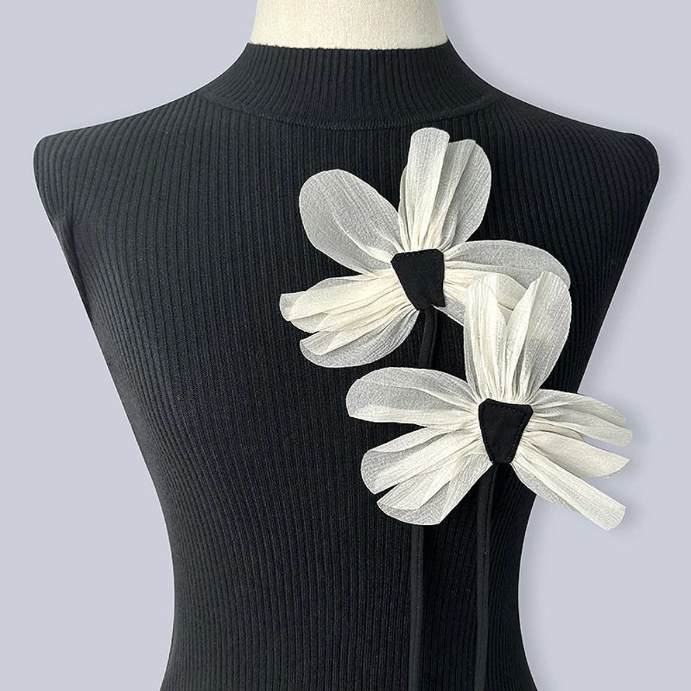 2Stck neue schwarze weiße Stoff Stoff Blume Brosche Stifte Spitze Blume Korsage Anstecknadeln handgemachten Schmuck DIY näHenne Blumen kleidung: Hellgelb Gold Farbe