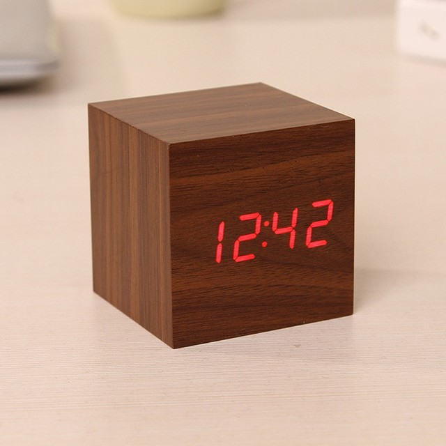 Digitale Houten Led Wekker Retro Glow Klok Desktop Voice Control Klok Led Display Houten Klokken Slaapkamer Woonkamer: brown red light