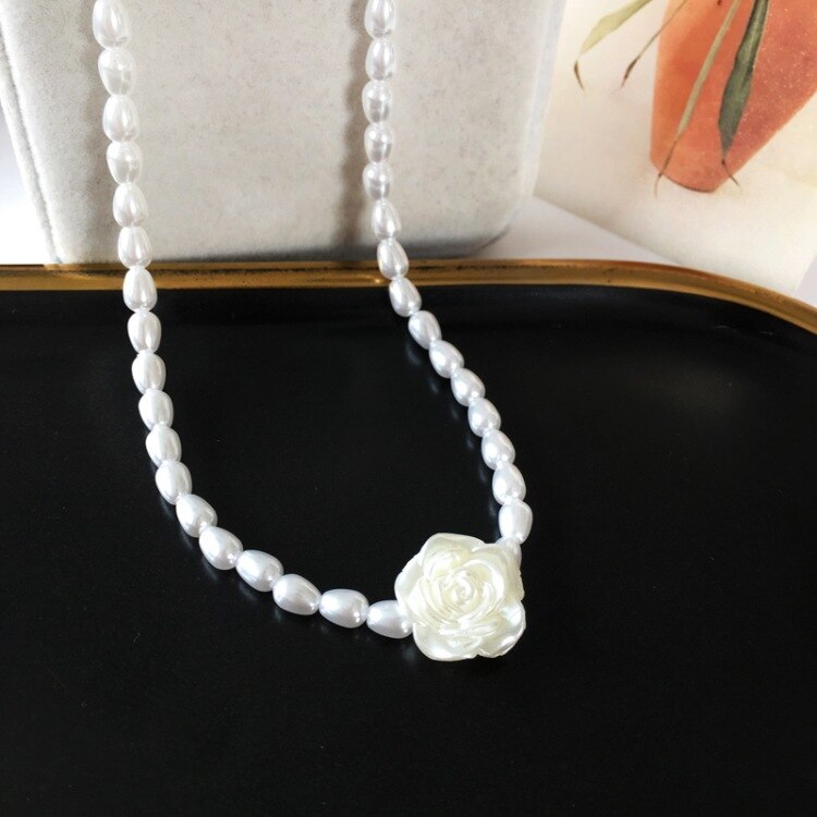 Witte Hars Bloem Imitatie Parels Kralen Ketting Voor Vrouwen Sleutelbeen Ketting Korte Kettingen Vrouwelijke 2022 Mode-sieraden