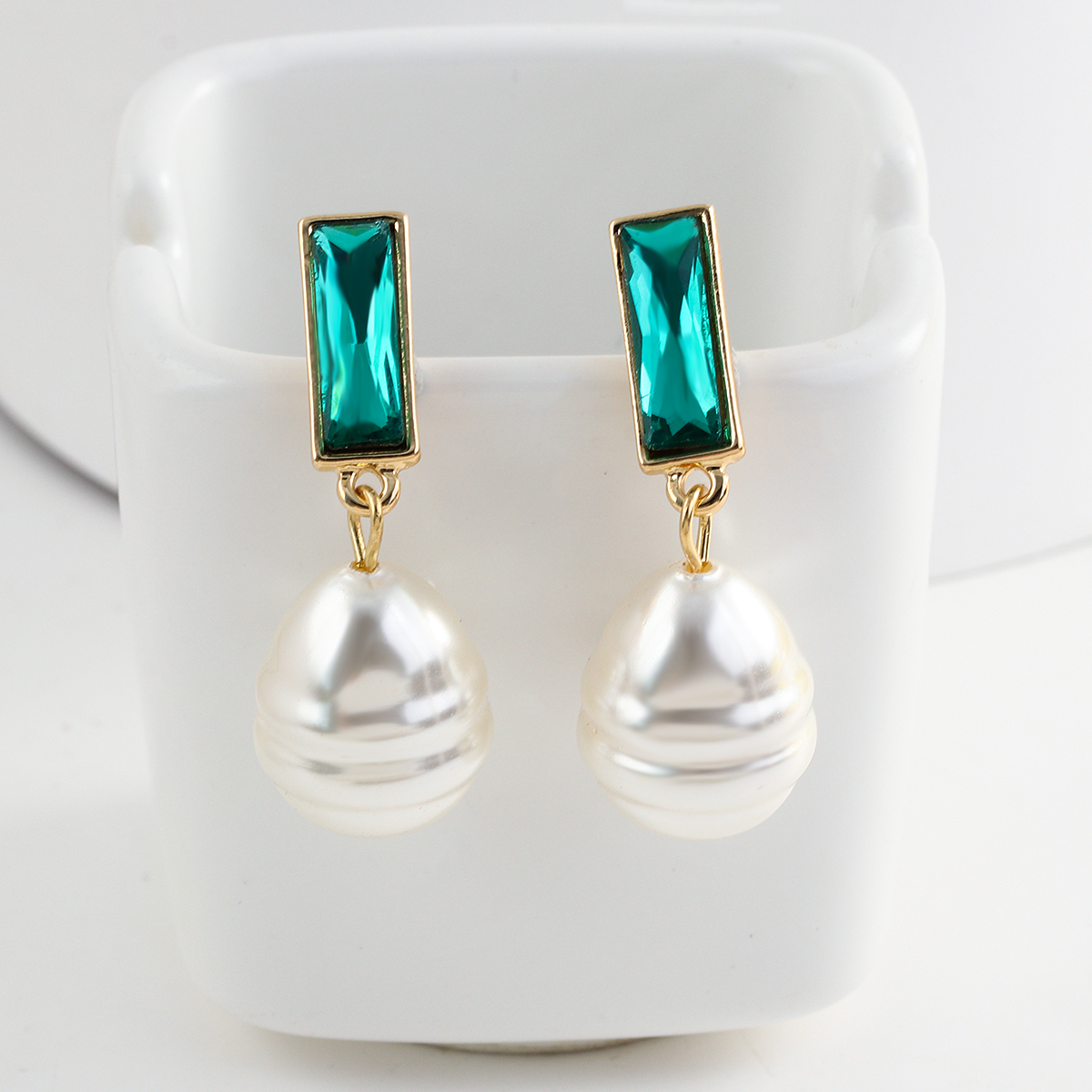 ANEOSA-pendientes colgantes de perlas para mujer, aretes geométricos verdes con diamantes de imitación, hechos a mano, colgantes de perlas de agua dulce