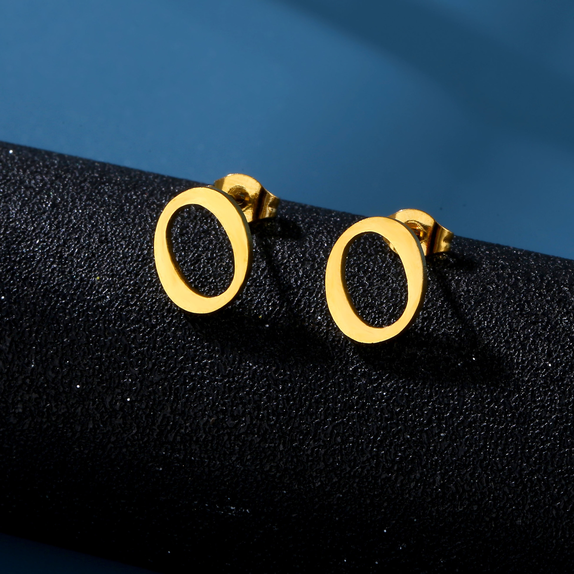 Boucles d'oreilles en acier inoxydable avec lettres initiales minuscules, à la , A/B/C/R/T, 26 lettres de l'alphabet, bijoux pour femmes et amis: Plaqué platine