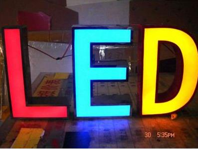 3D led lichtgevende woord, 60*60mm lettertype Reclame LED letters (geef de kleur van het licht wanneer bestellen.)