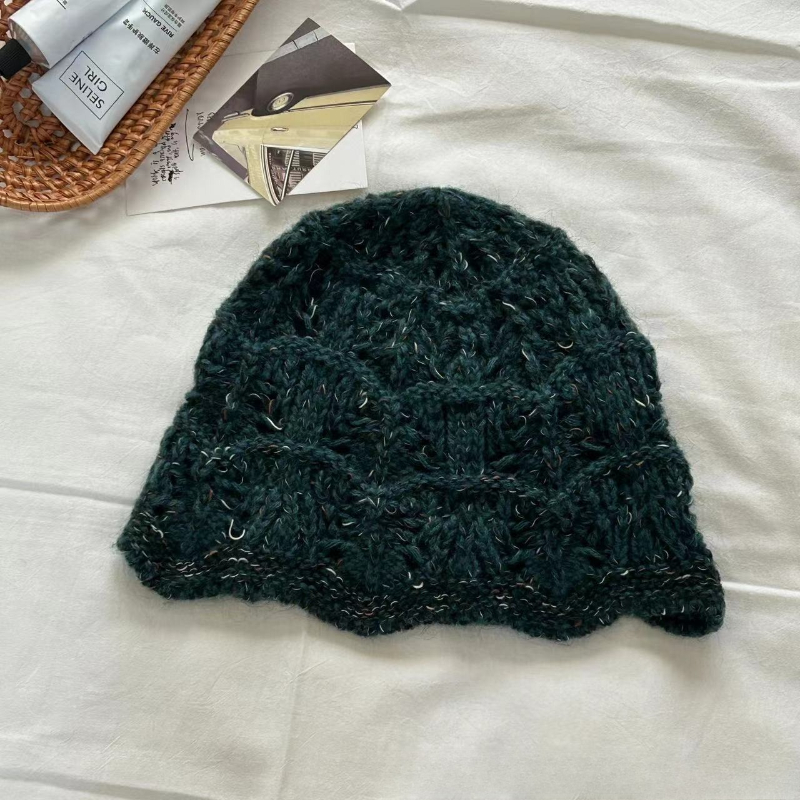 Foto de Baret Shop, Wageningen: Gehaakte gebroken witte dames muts met bloem versiering uit de collectie designer mutsen ontworpen en gemaakt door Erika Broekman