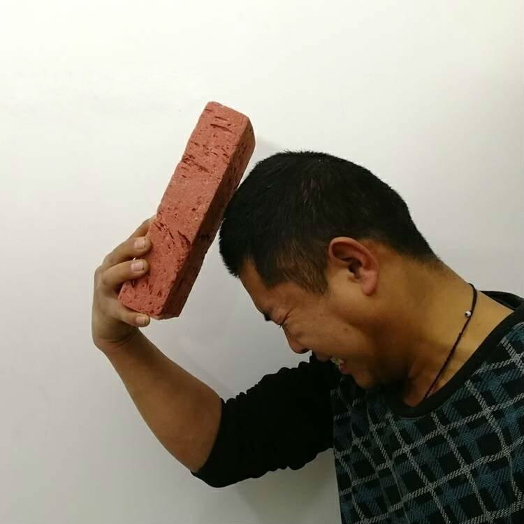 Simulation bricks, solid bricks for film and television props, show bricks with bare hands, the crew filming concubine bricks