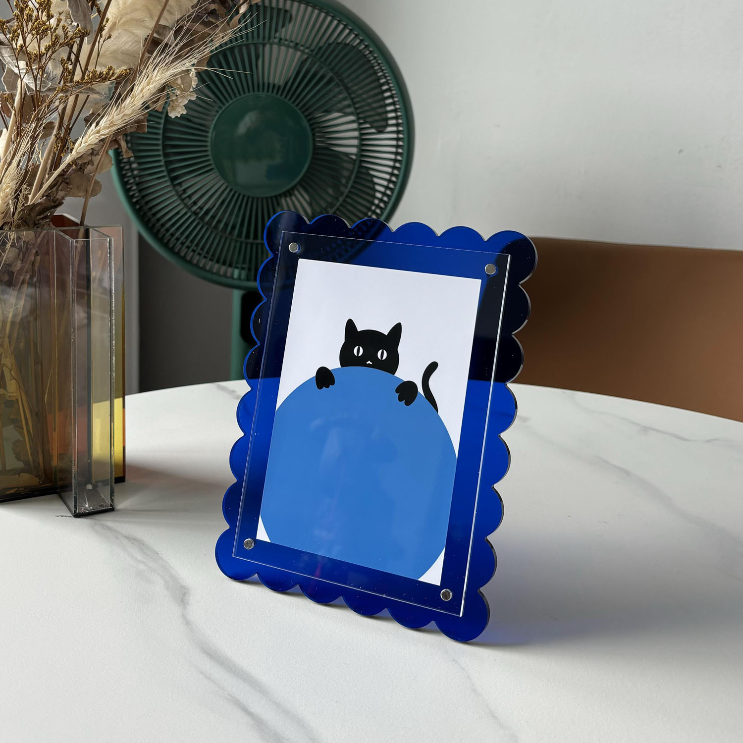 Marco de acrílico festoneado para decoración de escritorio, marco de fotos moderno de color neón magnético para mesa, hogar y oficina: 7 pulgadas / Blanco
