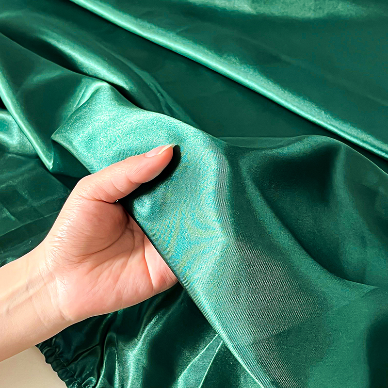 Jedwabna elastyczna narzuta na łóżko bez poszewki na poduszkę