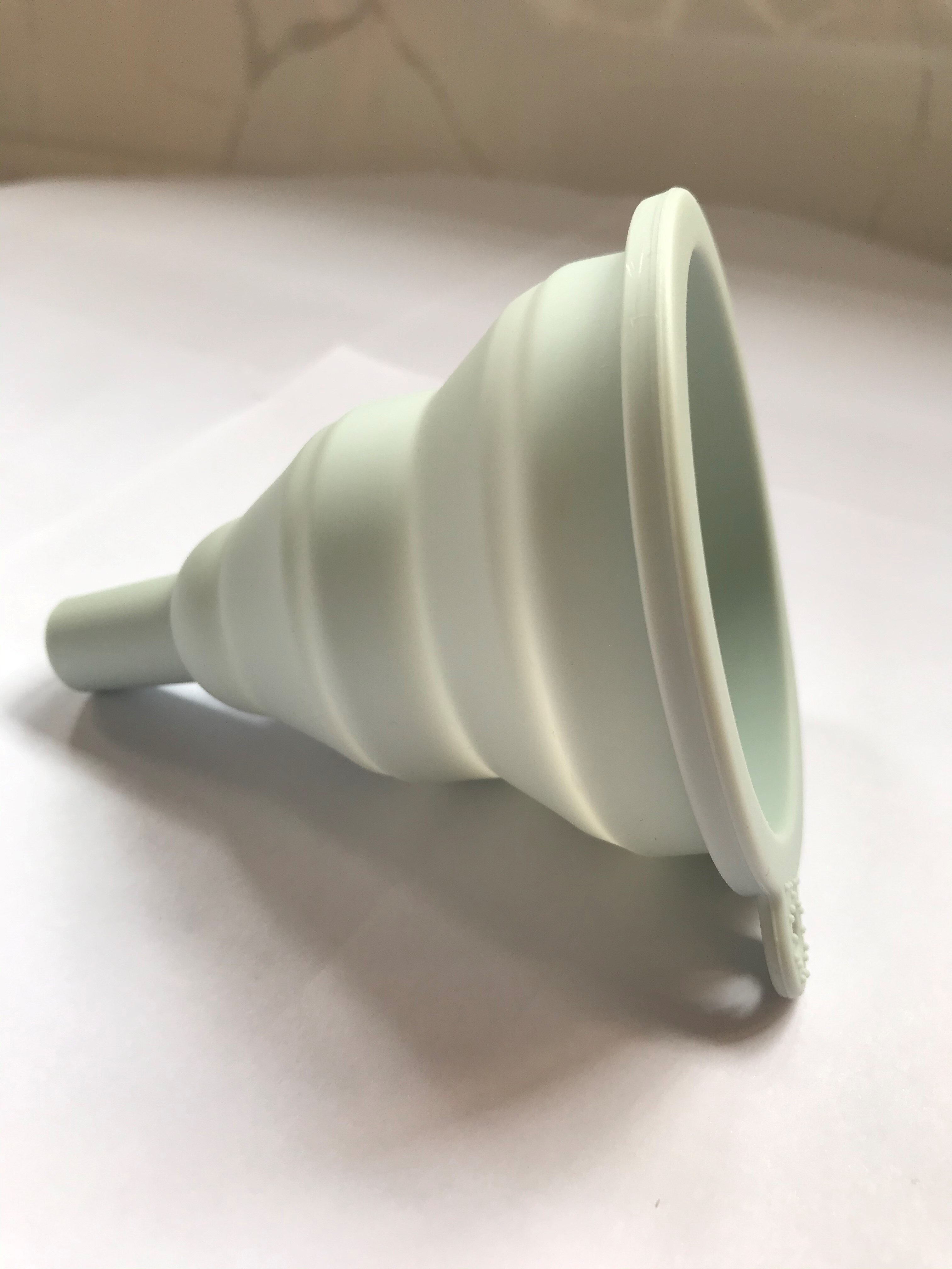 100% Food Grade Silicone Collapsible Funnel Flexible Foldable Kitchen Funnel for Liquid Transfer Household Liquid Dispensing: grey