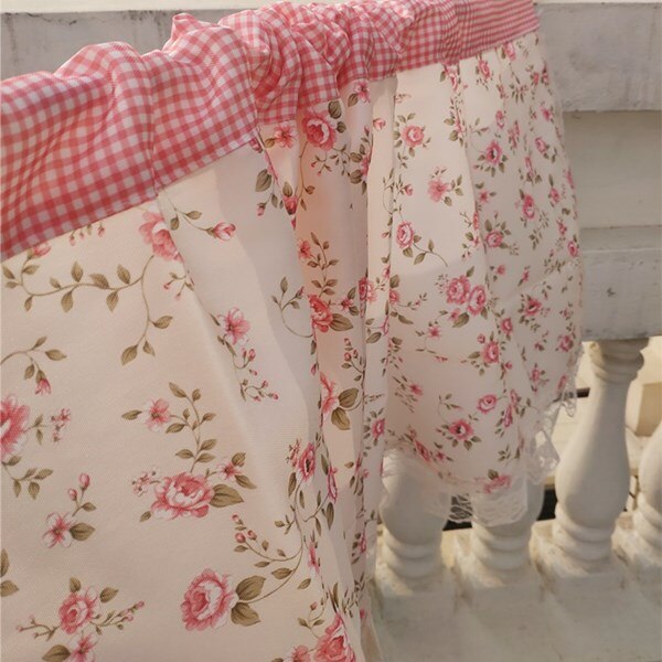 Dekorative lyserøde polyesterprintede gardiner. blonder kabinet gardin kaffe halvt gardin dekorative hovedtæppe.: Lyserød