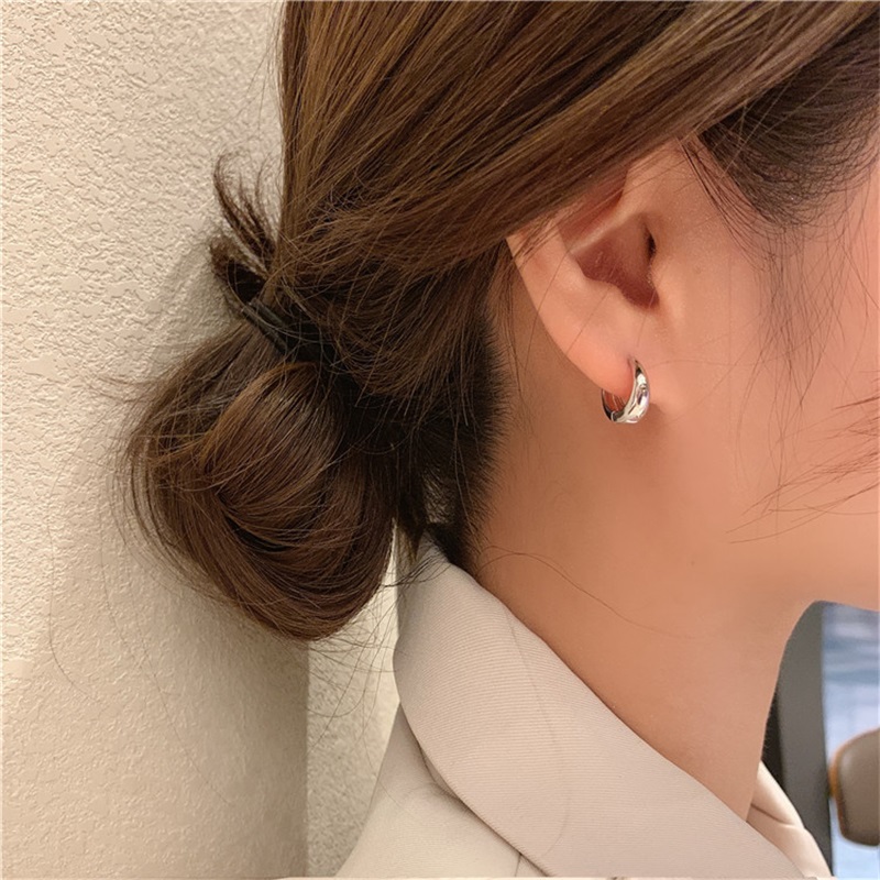 Huitan-pendientes de aro de Metal a la para mujer, accesorios sencillos y versátiles para uso diario, joyería llamativa para chicas jóvenes: PLATEADO