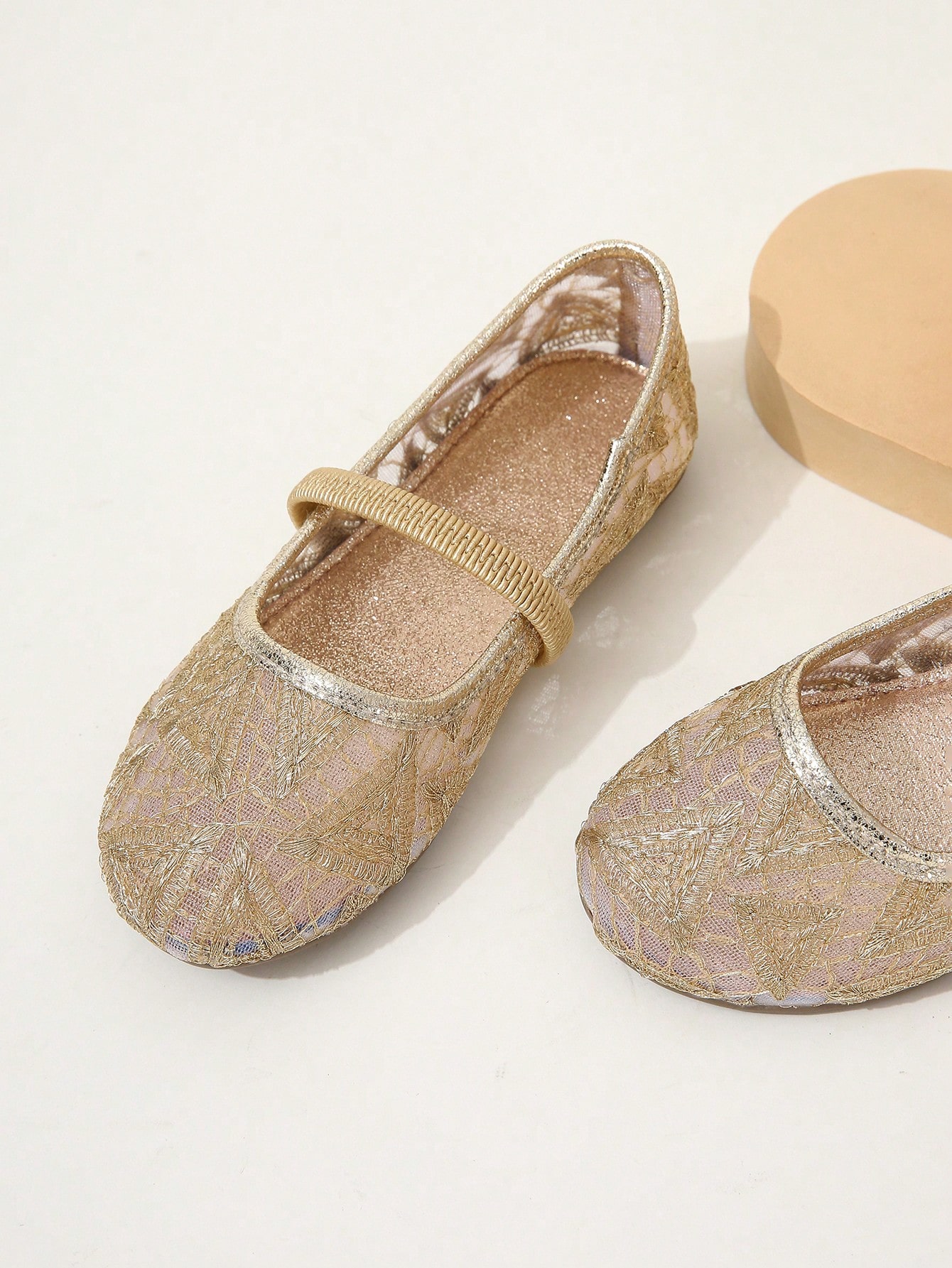 Goldene Netz- und Goldfaden-Stickerei, zufällig asymmetrisch mit runden Zehen, bequeme, süße und atmungsaktive Mädchen-Flats, vielseitige Sommer-Flats im neuen Stil für Mädchen und Kinder