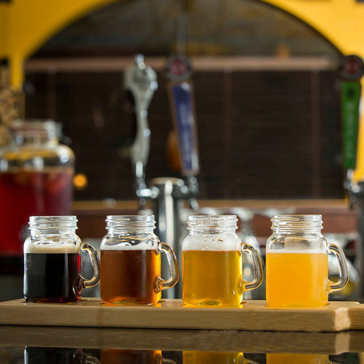 Mini mason jar snapsglas med handtag, en rolig och konversationsbit på bbqs och fester