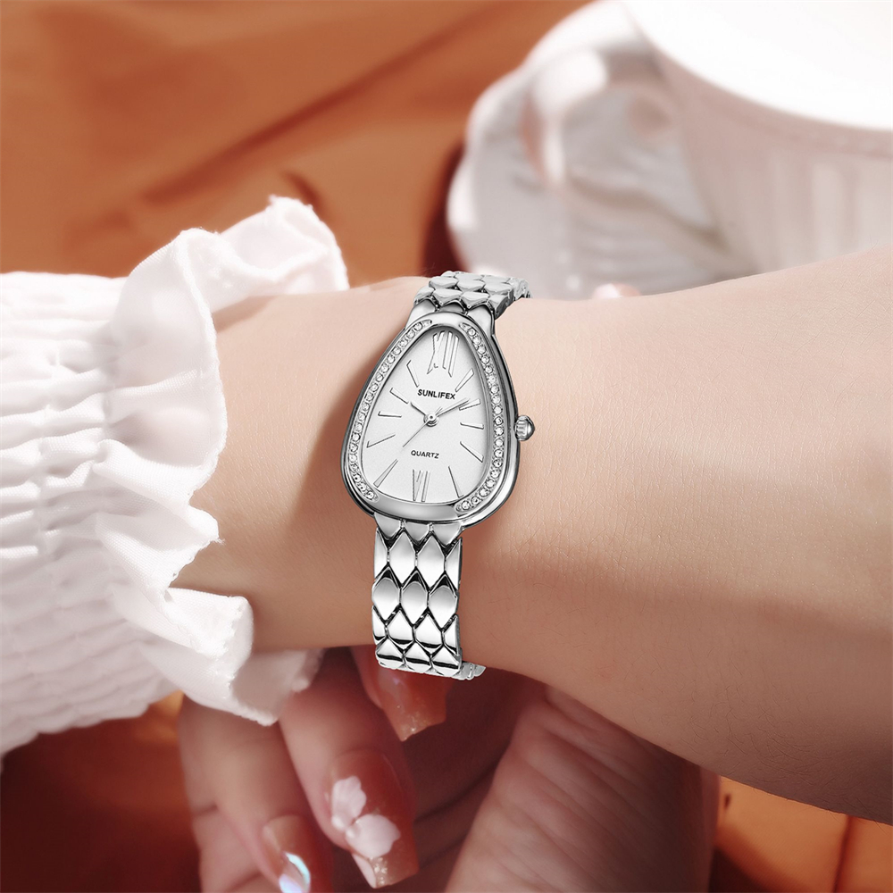 Reloj de estilo antiguo con forma de serpiente personalizado a la con incrustaciones de diamantes esfera pequeña luz de lujo temperamento reloj de cuarzo para mujer