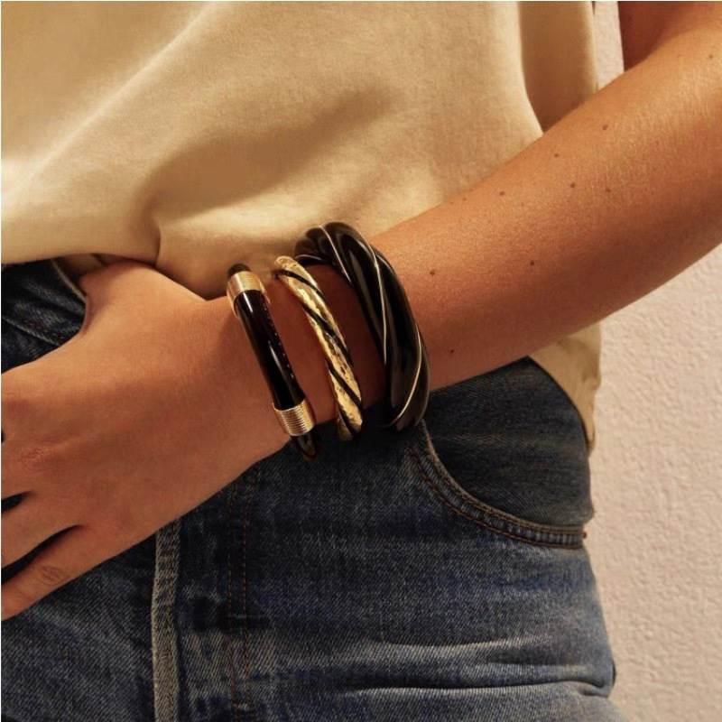 Europa svart hvitt harpiks akryl bredt armbånd kvinner populære festsmykker trendy