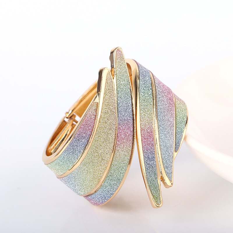 Armreif - Engels Federflügel Anhänger - Trendy Metallschmuck für Damen: Mehrfarbig