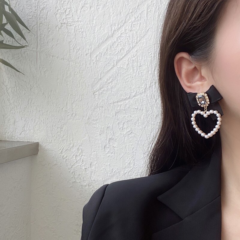 Temperamento coreano orecchini a Clip con fiocco in strass retrò BowKnot nero perle a forma di cuore Clip su orecchini senza foro per la festa delle donne