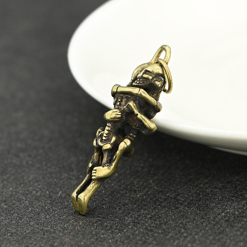 Mini söt vintage mässing kram dödskalle staty nyckelring hänge dekoration prydnad skulptur hemmakontor skrivbord prydnad rolig leksak