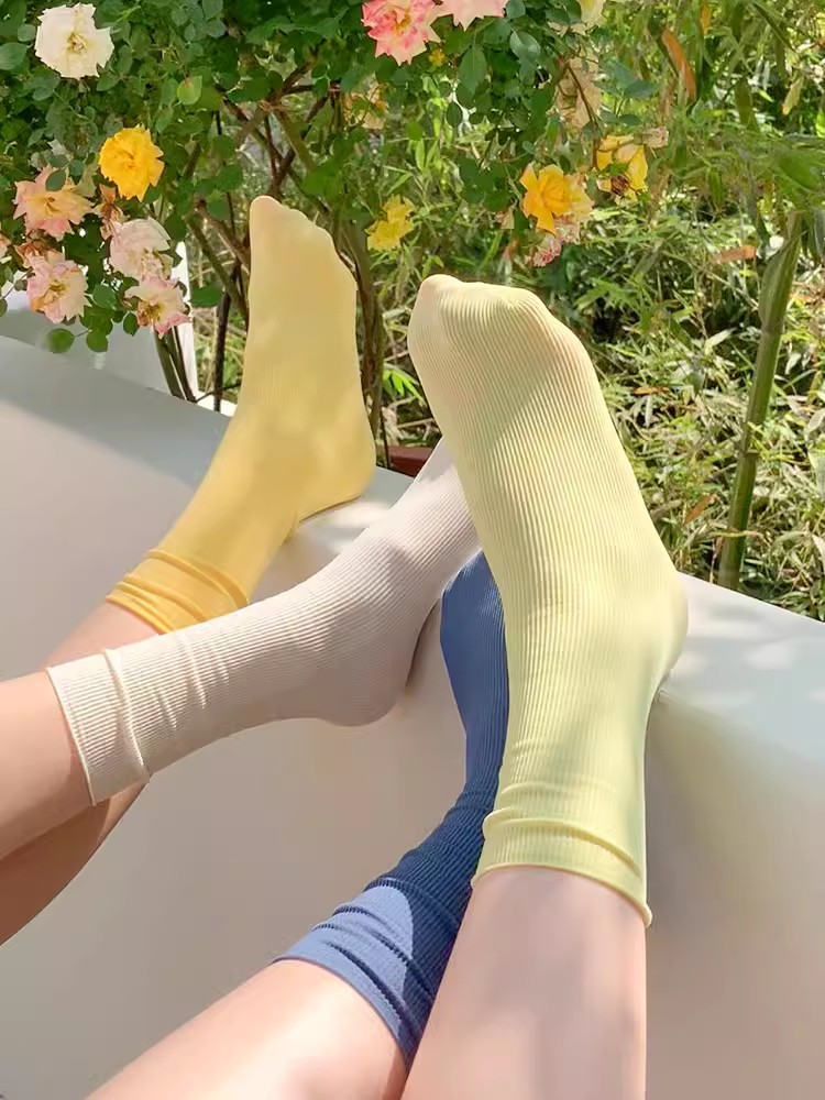 Kvinnor färgglada lösa noppfria strumpor stickade ribbade istunna vårsommar damstrumpor höga tubstrumpor streetwear college-stil strumpa