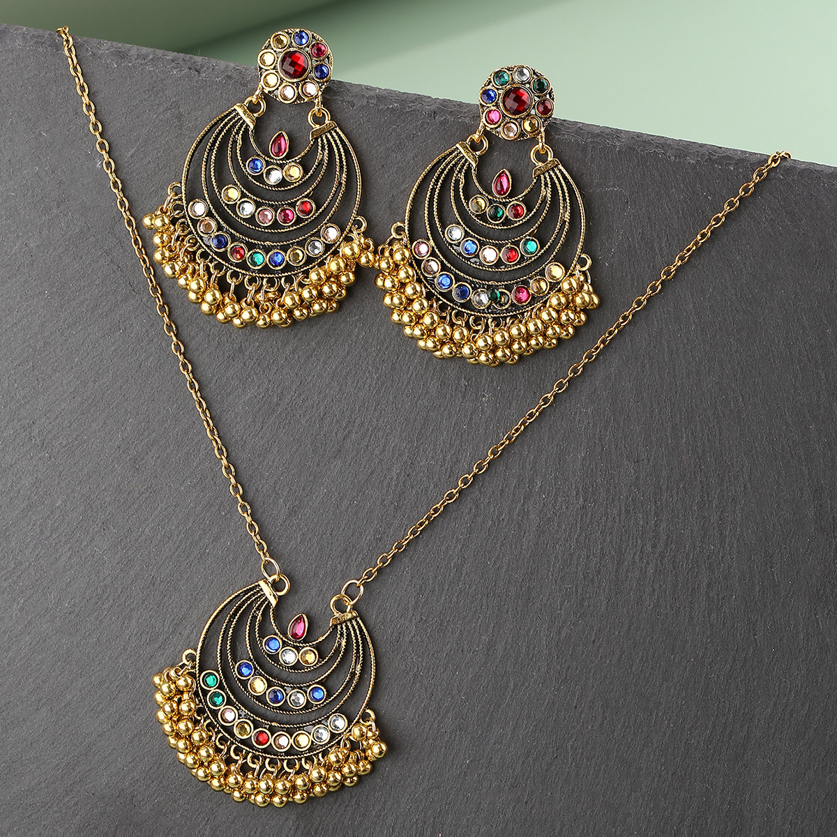 Luxury Retro Indian Jewelry Set Earring/Necklace Bijoux Wedding Jewelry Hangers Ethnic Carved Jhumka Earrings: Beige