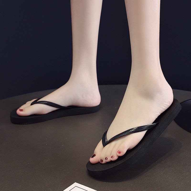 Sommer flip flops til kvinder strandsandaler afslappede sandaler med fladhælede skridsikre tøfler strandsko med åben tå til dame