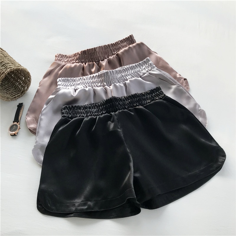 Sommar avslappnad damunderdel kvinnor satängshorts faux sidenshorts glänsande glitter vida ben kort byxa med mitten av midjan 914-a079