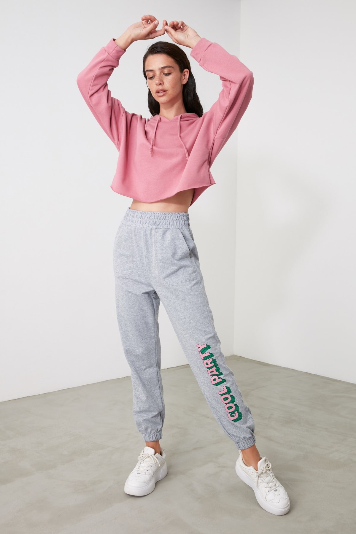 Trendyol impresso malha sweatpants twoaw21ea0318