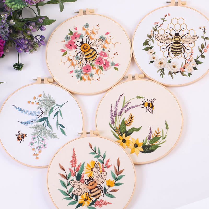 Borduurpakket met bijen en bloemen, geschikt voor beginners, met engelse instructies.