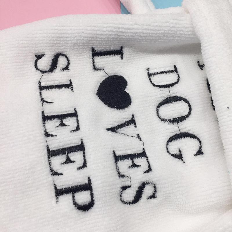 Oso de peluche Bulldog ropa blanca pequeña de lujo Albornoz absorbente letra pijama baño para perros Coral Hoodie producto mascota toalla Thic G1A6