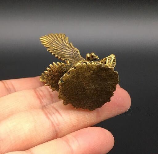 Estatua pequeña China exquisita de bronce, águila y serpientes